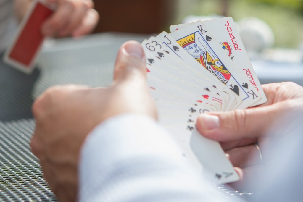 Roliga kortspel att spela på regniga dagar